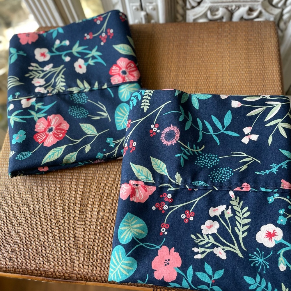 Southpoint blue floral pillowcase set of 2
Great preowned condition
